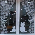 Decoració de la finestra amb flocs de neu