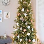 Árvore de Natal decorada com bolas diferentes