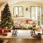 Pokok natal di sudut ruang tamu
