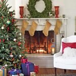 Couronne de Noël sur la cheminée