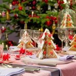 Sapins de Noël en pain d'épice sur des assiettes
