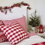 Kis karácsonyfa az ágy közelében
