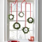 Decoração de janela com guirlandas de Natal