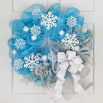 Wreath na may mga snowflake