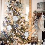 Eleganter Weihnachtsbaum im Zimmer