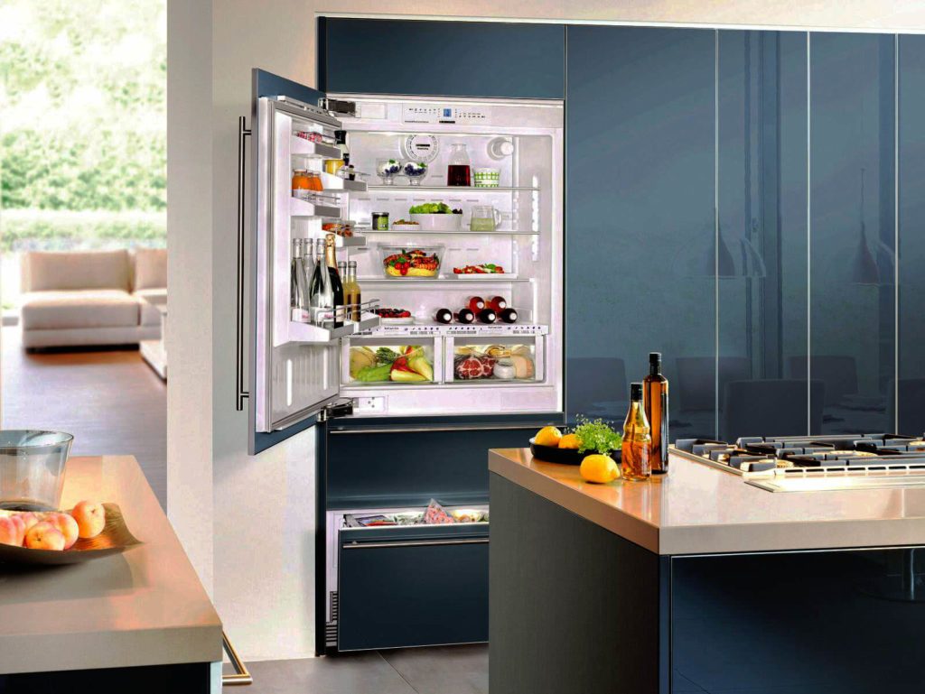 Уграђени плави фрижидер