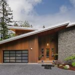 Casa amb sostre inclinat de color gris