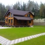 Casa de troncos con terraza