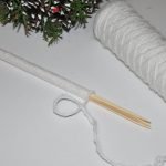 Empreneu els pals de bambú amb fil