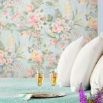 Papel tapiz floral en el dormitorio