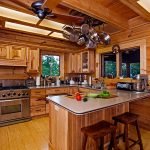 Bucătărie din lemn masiv