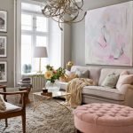 Het interieur van de woonkamer in beige en roze kleuren.