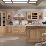 Smėlio spalvos klasikinės virtuvės interjeras