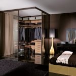 bruine kleedkamer in de slaapkamer