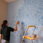 Peindre les murs de la salle de bain avec une éponge