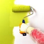 Боядисайте стените в банята с валяк