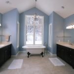 צביעת הקירות בחדר האמבטיה בצבע על בסיס מים