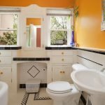 Peindre les murs en jaune dans la salle de bain