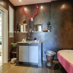 Décorer avec des murs décoratifs en plâtre dans la salle de bain