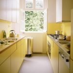 Parallele gelbe Küche