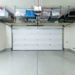 Rétegelt lemez mennyezet a garázsban
