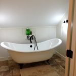 La combinaison de la doublure et du plâtre dans la salle de bain