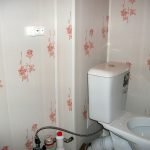 Veggdekorasjon av toalettet med PVC-paneler