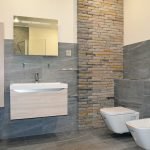 Dekorácie toaletných stien dekoratívnou omietkou