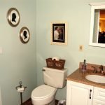 Šviesūs dažai vonios kambariui
