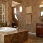 Tumma marmorinen kylpyhuone