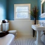 Murs turquoise dans la salle de bain