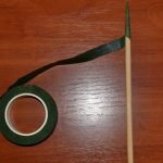 Pour le baril, envelopper le bâton de sushi avec un ruban vert