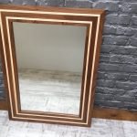 Espelho em uma moldura de madeira