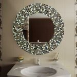 Marco de bricolaje para espejo hecho de piezas de azulejo