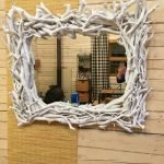 Khung DIY cho gương từ các nhánh