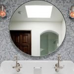 Sådan fixes et spejl i badeværelset