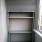 Convenientes estantes en un armario con persianas