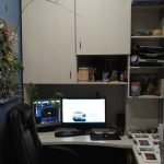 Ντουλάπι πάνω από το γραφείο του υπολογιστή