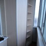 Corner wardrobe na may mga sliding door
