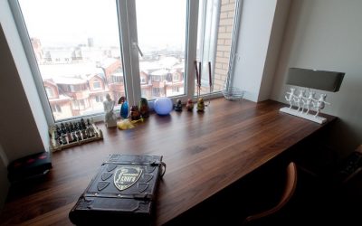 Перваза на прозореца на масата: подреждане на работното място