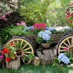 Parterre de fleurs avec un chariot