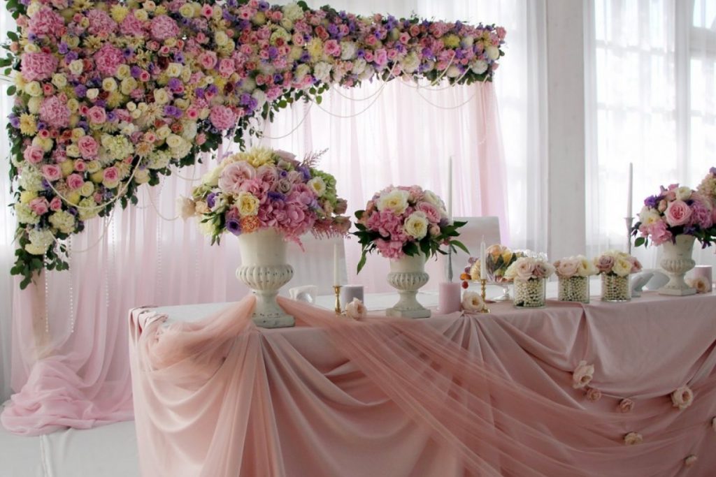 Décoration de salle avec des fleurs