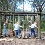 Do-it-yourself-Spielplatz für Kinder auf dem Land