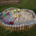 Gjør-det-selv-sandkasse laget av tømmer
