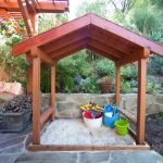 Do-it-yourself sandbox with a roof