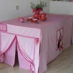 Casă roz sub masă