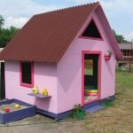 casa de madeira compensada rosa