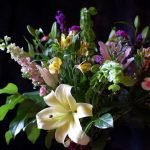 Bouquet ng mga liryo at primrose