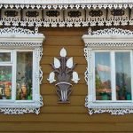 Platbands عن نافذة في النمط الروسي