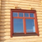 Fenêtre en bois pour une maison en rondins